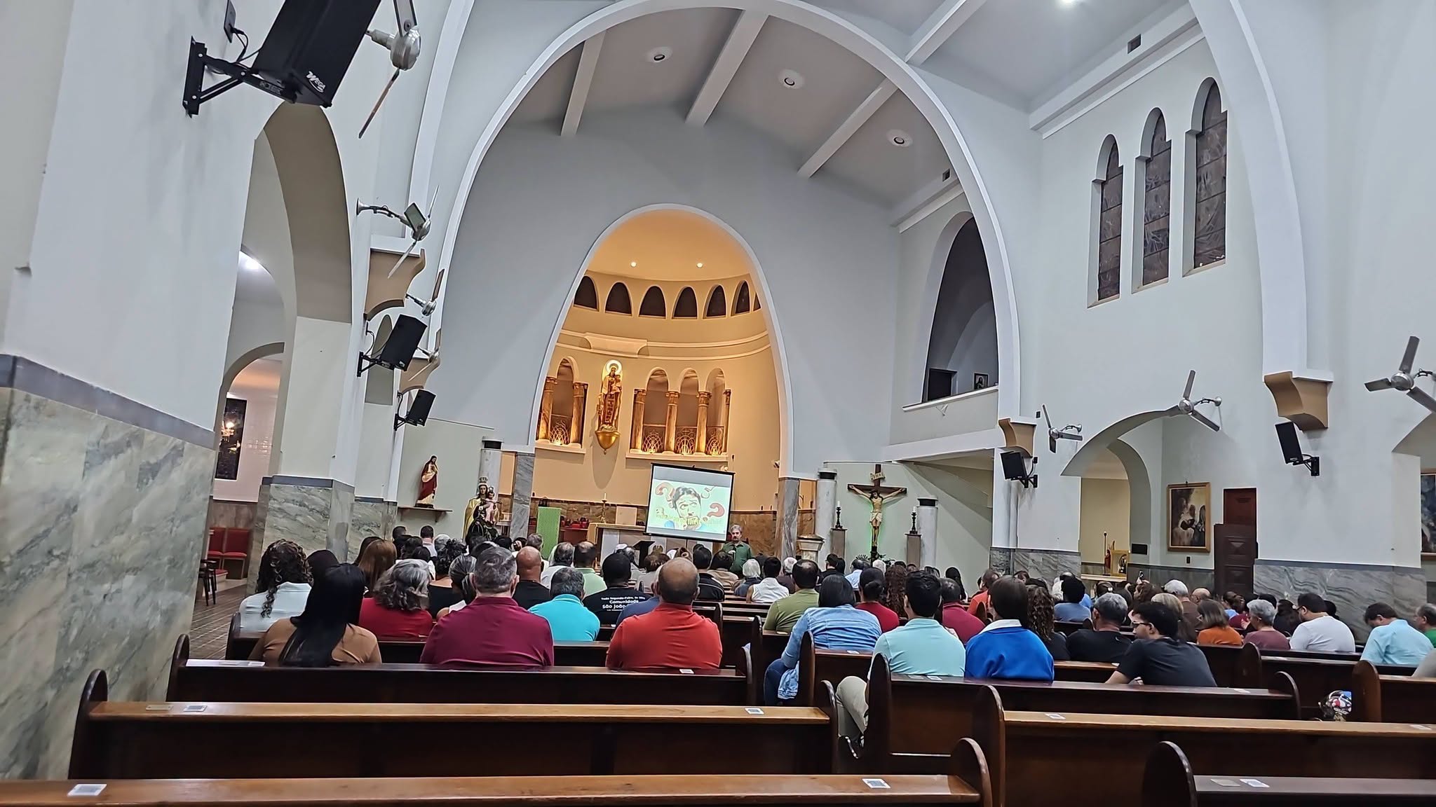 Participantes reunidos no interior da igreja durante o Encontro de Formação sobre Conversação no Espírito
