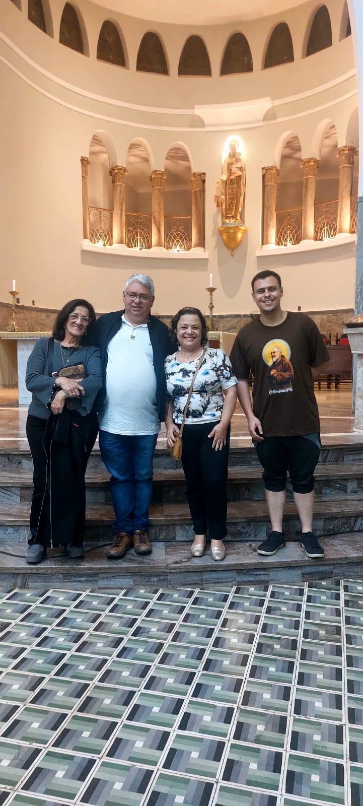 Participantes reunidos diante do altar após a formação