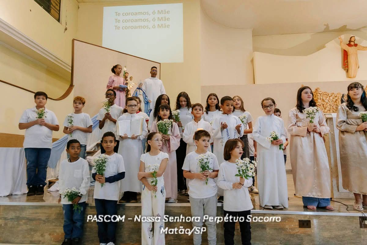 Coroação de Nossa Senhora pelas crianças da catequese